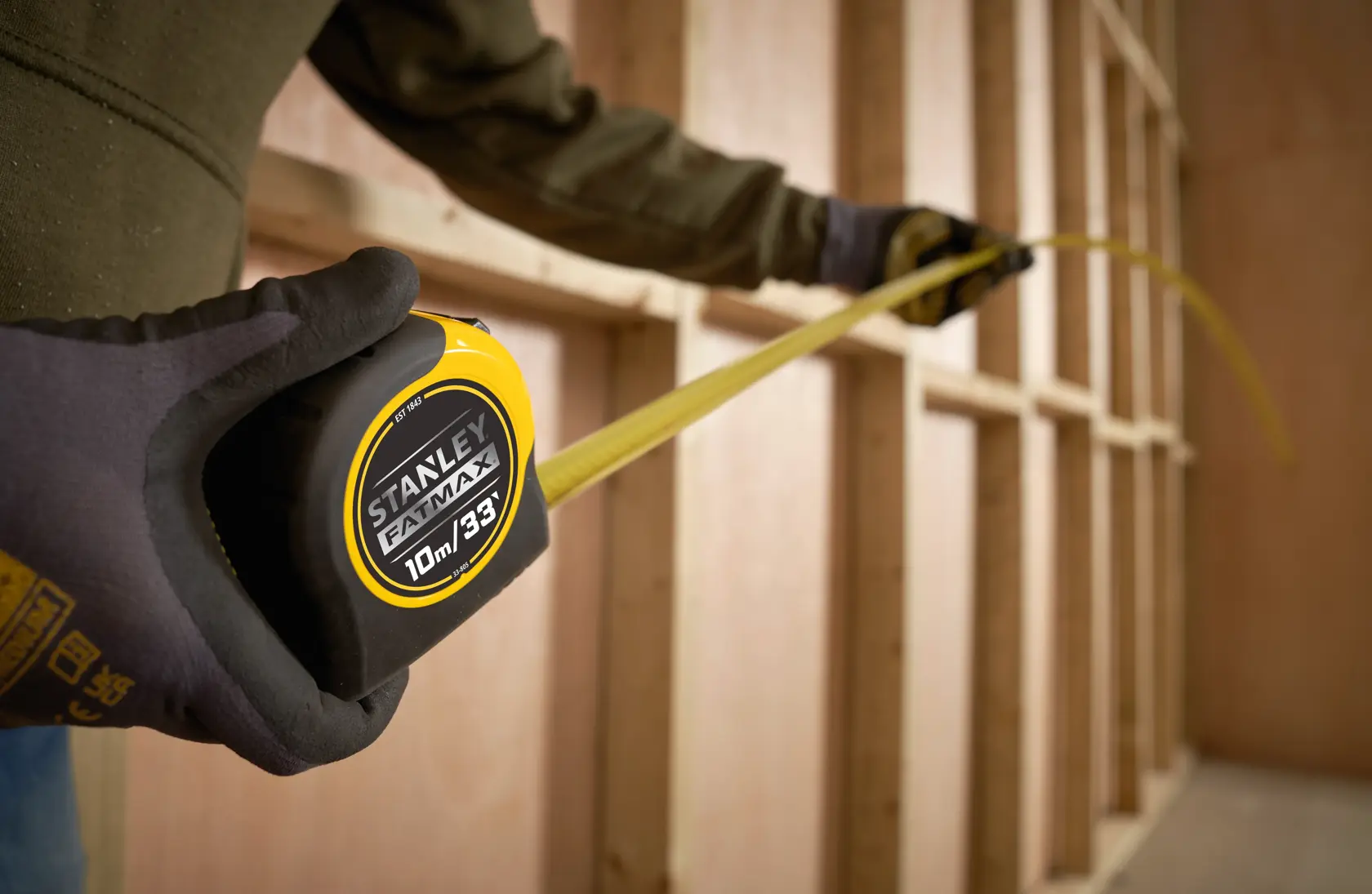 FATMAX® 10m/33-ft (32mm Wide) Tape Measure With BladeArmor®